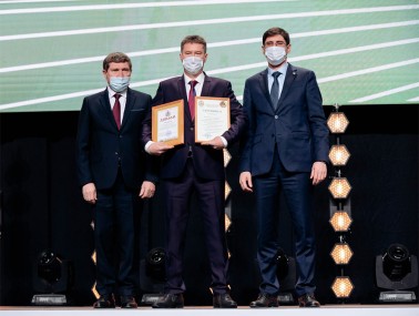 Диплом и сертификат на денежный грант в руках исполнительного директора ННПП-2 Вадима Серова