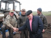 В майские «жаркие» для крестьян дни депутат ОЗС Н.П. Шкилев встретился с земледельцами нашего района прямо в поле