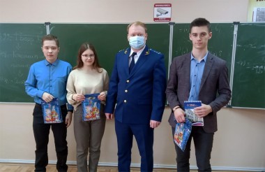 Заместитель прокурора Е.В. Сыреев с учащимися БСШ