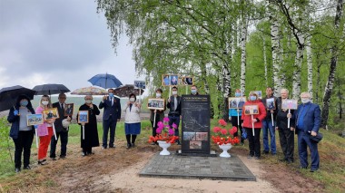 9 мая педагоги Кишкинской средней школы и сотрудники Работкинской сельской администрации возложили цветы к вновь установленному памятнику рубежа обороны 1941 года около с. Татинец