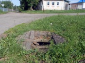 Опасная яма на перекрестке улицы 1 Мая и переулка Больничный, недалеко от поселкового кладбища