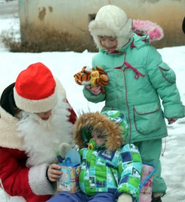 Дети были рады подаркам и мягким игрушкам и рассказали «полицейскому Дедушке Морозу», как проводят новогодние праздники