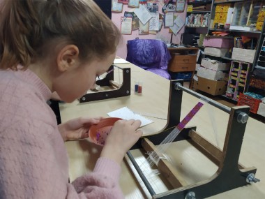 Девочки из «Арт-студии» увлеченно работают в новой технике — бисерное ткачество