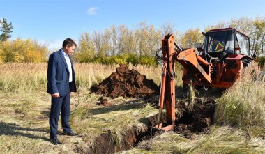 Дмитрий Макаров осматривает строительство водопровода от урочища Настасья