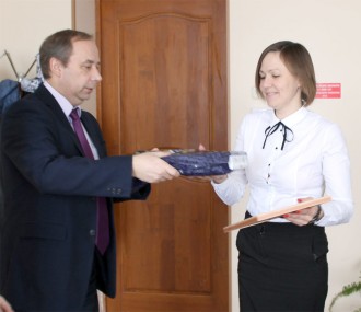 Елена Козлова получает приз за лучшее украшение территории у индивидуального жилого дома