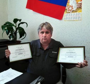 Глава администрации Холязинского сельсовета П.А. Дойников с сертификатами