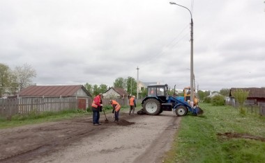 Идет ямочный ремонт дороги в переулке Кузнечный