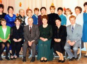 Коллектив Советской средней школы, 2001 г. (1-я слева сидит А.А. Жеребцова)