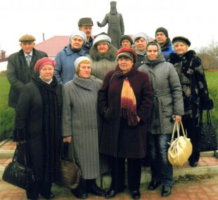 Команда большемурашкинцев у памятника князю Воротынскому – основателю поселения.