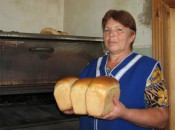 Мария Николаевна  Кулажонкова на протяжении многих лет с удовольствием печёт хлеб для своих  односельчан