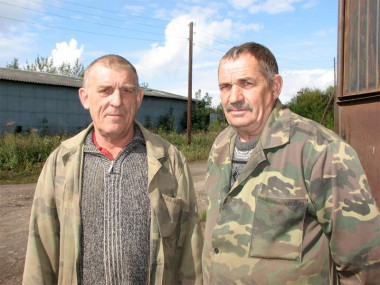 Механизаторы хозяйства Иван Васильевич Кулаев и Алексей Александрович Серёгин сейчас работают на току.