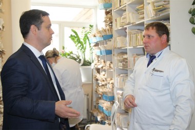 Министр здравоохранения А.А. Шаклунов предложил главврачу  Р.В. Апроменко рассмотреть новый формат работы регистратуры