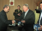 Н.А. Беляков вручает Почетную грамоту М.Л. Фролову