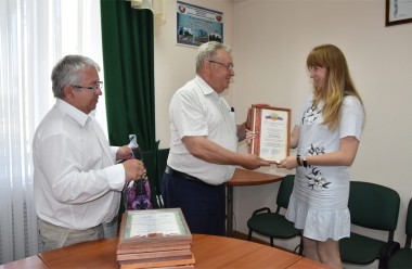 Поздравления от главы МСУ Н.А. Белякова принимает Надежда Кормушкина