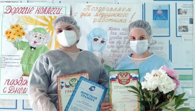 Работники зубного кабинета ЦРБ Елена Апроменко и Наталья Мосеева принимают поздравления в свой профессиональный праздник прямо на рабочем месте