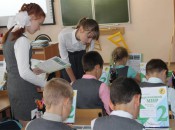 Урок самоуправления проводят учащиеся 7а класса Таня Масанова и Марина Школьнова