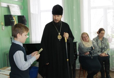 Сергей Малышев читает молитву Оптинских старцев, подаренную Силуаном