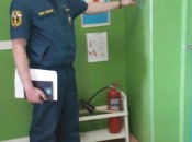 С.М. Матюнин проверяет работу системы автоматической пожарной защиты в Карабатовской школе
