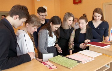 Специалист Анна Козлова знакомит школьников с основными документами ЗАГСа