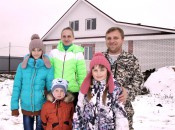 Светлана и Григорий Седовы со своими детьми — Жанной, Алексеем и Ксюшей — недавно переехали в свой новый дом на улице Садовая, где за счет районного бюджета подведены газопровод и водопровод.