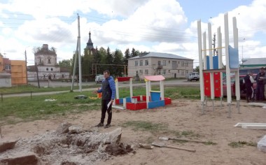Установка новой игровой площадки для детей в Григорове