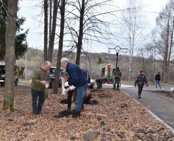 В посадке и уборке территории возле памятника в Парке Победы приняли участие и семьи пограничников