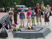 В знак памяти, уважения и скорби большемурашкинцы от мала до велика возложили цветы и венки к вечному огню
