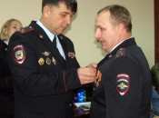 Виктор Иванов награждает медалью МВД за отличную службу  старшего участкового уполномоченного Александра Холодова