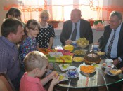 Во время своего визита в наш район В.П. Шанцев зашел на чаепитие в семью Седовых