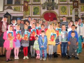 Воспитанники воскресной школы вместе с отцом Димитрием и преподавателями