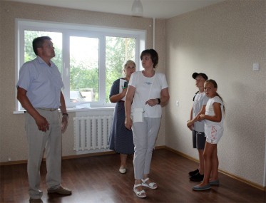 Заместитель министра соцполитики Нижегородской области Л.М. Санинская вместе с комиссией осматривает квартиры для детей-сирот и лиц, к ним приравненных
