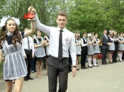 Звон колокольчика в руках Елены Удаловой и Кирилла Сарбаева возвестил о начале нового этапа жизненного пути выпускников