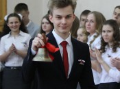 Звон колокольчика в руках Сергея Судомойкина возвестил о начале нового этапа жизненного пути выпускников