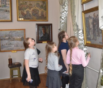 Гости выставки увлеченно рассматривали картины