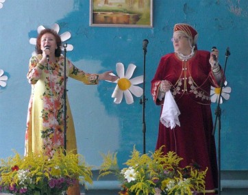 Творческий дуэт Валентины Куриновой и Натальи Ошитковой исполняют песню «Женщины все королевы!» для жителей с. Карабатово