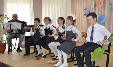Выступление младшей группы ложкарей. Концертмейстер Александр Троицкий.