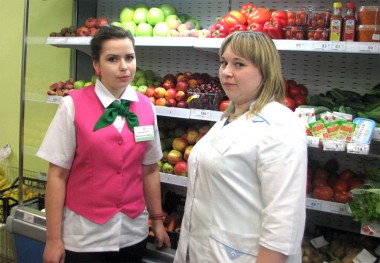 «Вы только взгляните на этот выбор фруктов!» —  говорят Мария Аванесова и Алена Лудина