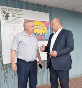 Глава МСУ Н.А. Беляков встречает депутата А.Ф. Лесуна