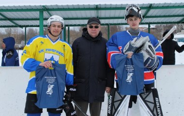 Награждение лучших игроков матча. Алексей Матвейцев (слева) — лучший игрок в составе ХК «Прогресс»