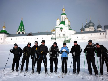 Словно из снега вырастают стены Макарьевского монастыря