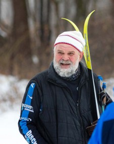 Участник соревнований — старейший лыжник  Юрий Мошков