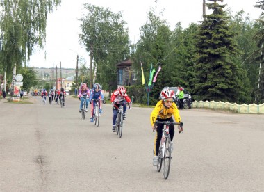 Юные велосипедисты вихрем промчались по мурашкинским улицам