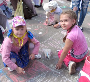 1 июня на площади перед РДК состоялся праздник, посвященный Дню защиты детей. Там были и представление, и конкурсы, и призы, а дети рисовали свои мечты на асфальте…
