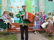 Александр Астраханцев то с баяном аккомпанировал сельским певицам, то сам пел песни
