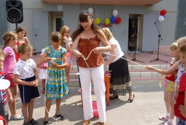 Фрагмент праздника: веселые спортивные игры с детьми проводит Ольга Щеплягина