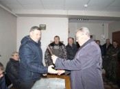 Почётную грамоту Земского собрания и администрации района вручают Александру Приказчикову