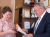 Н.А. Беляков вручает Почетную грамоту главному бухгалтеру Елене Болотовой