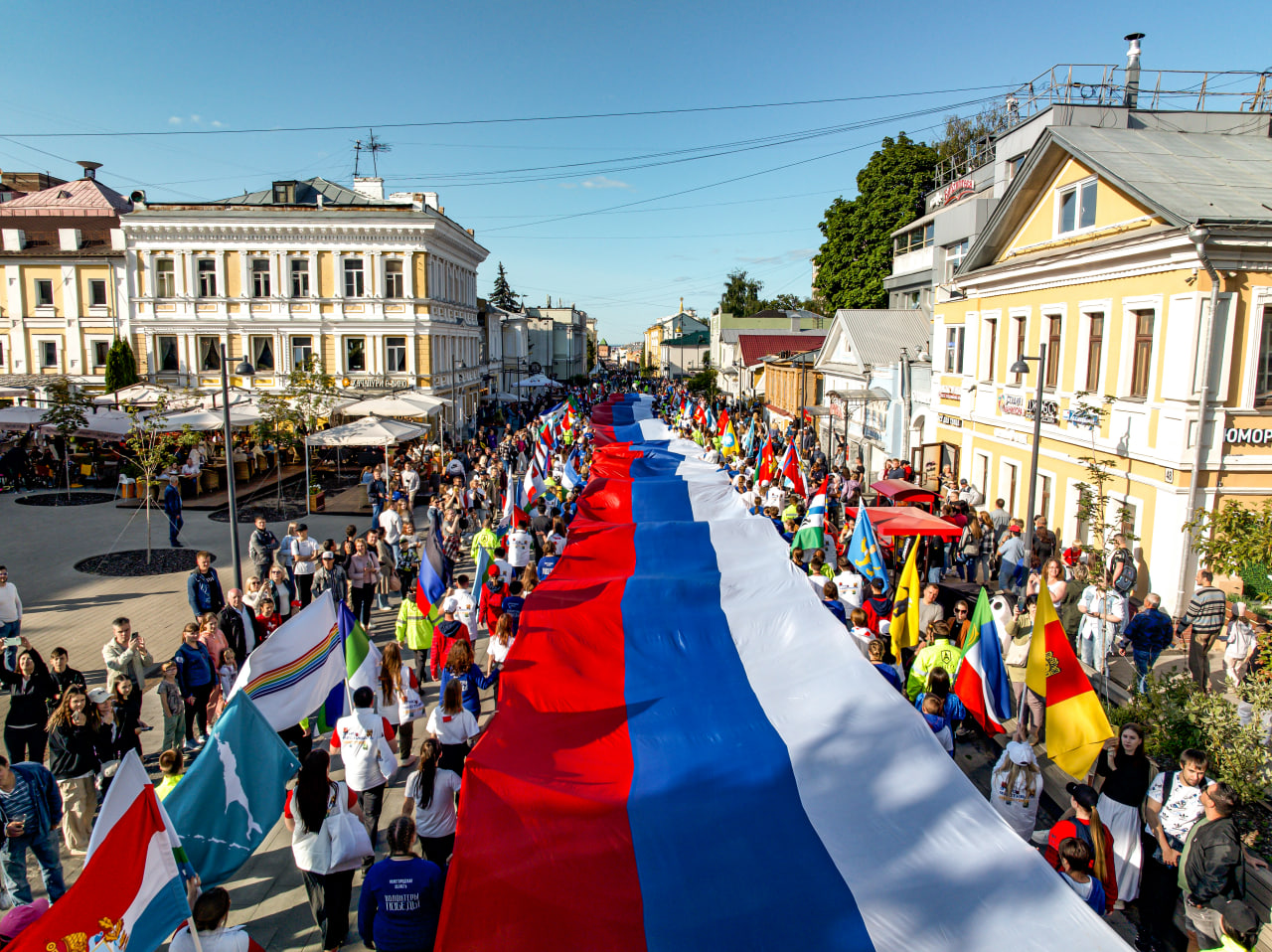 В День России в Нижнем Новгороде пронесли 100-метровый флаг России |  13.06.2023 | Большое Мурашкино - БезФормата