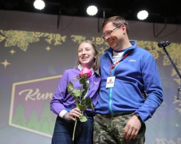 Артековскую розу Анастасия Шипова получила из рук директора детского центра