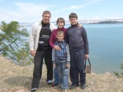Дружная семья Богаткиных на берегу озера Байкал